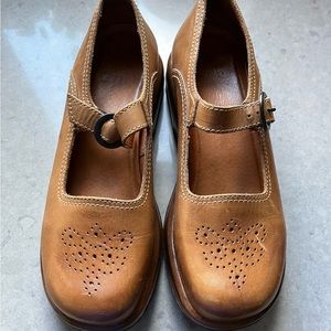 Dansko Mary Janes 40 in EUC in camel brown leather